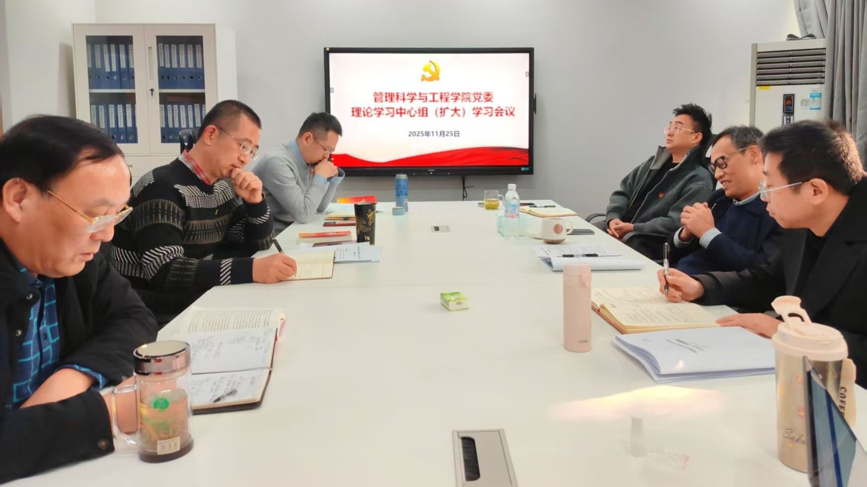 公司党委常委、副董事长桂富强列席指导公司党委理论学习中心组（扩大）学习会